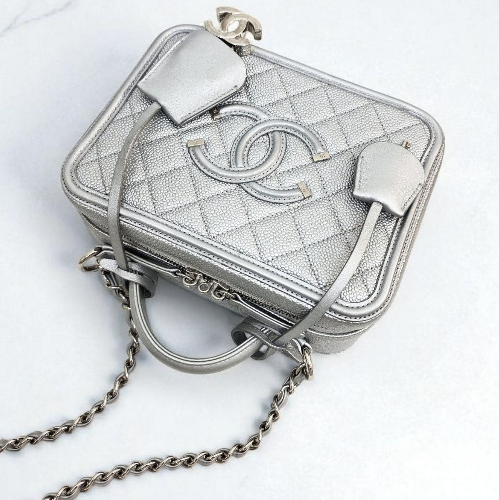 ✨️Excellent Condition Authentic CHANEL Silver Caviar Leather MEDIUM Vanity Bag - Picture 5 of 16